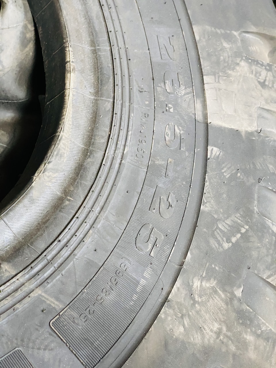 Loader tire 23.5-25 - Image 3