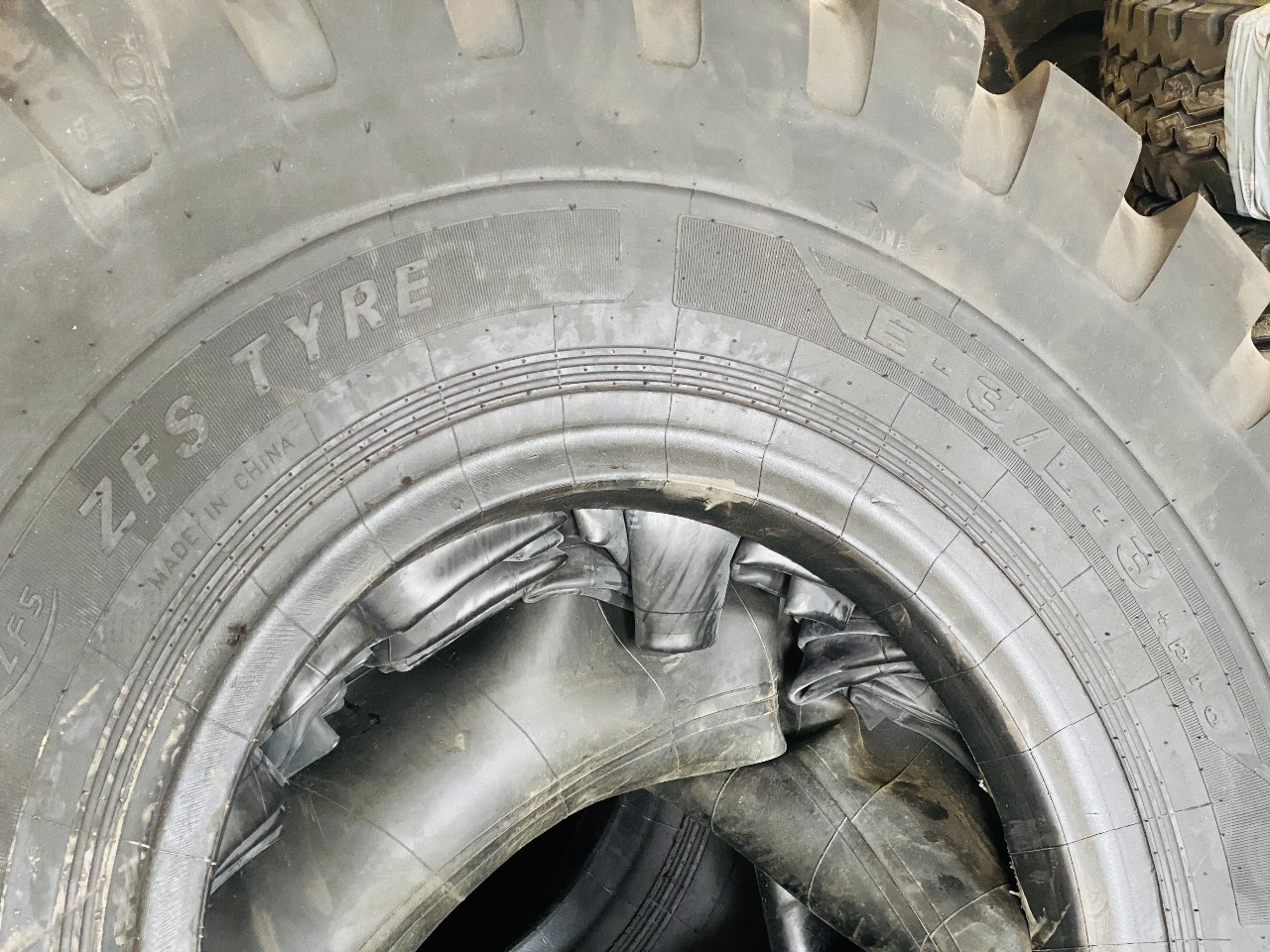 Loader tire 23.5-25 - Image 4